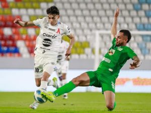 Un jugador de Alianza intenta avanzar ante la marca de Platense en una jugada ofensiva.