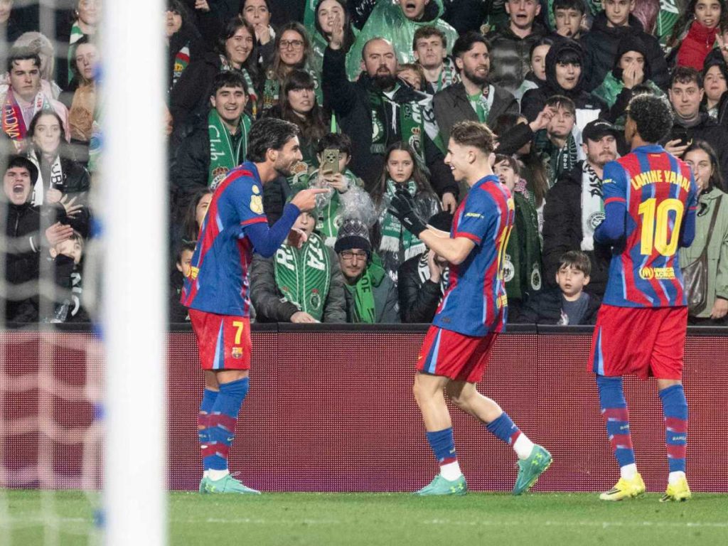 Los jugadores del Barcelona celebran el primer gol del equipo en el partido de octavos de final de Copa del Rey que Racing de Santander y FC Barcelona disputan este jueves en El Sardinero, en la capital cántabra. EFE