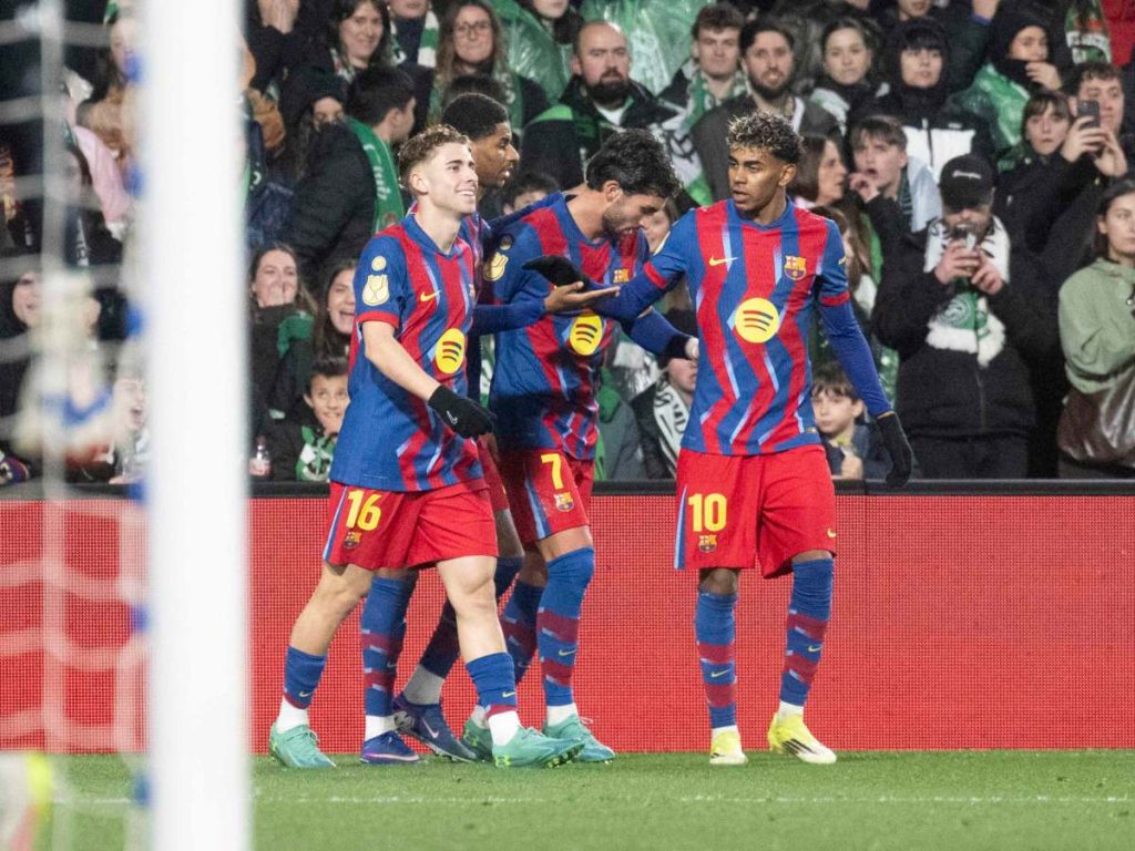 Los jugadores del Barcelona celebran el primer gol del equipo en el partido de octavos de final de Copa del Rey que Racing de Santander y FC Barcelona disputan este jueves en El Sardinero, en la capital cántabra. EFE