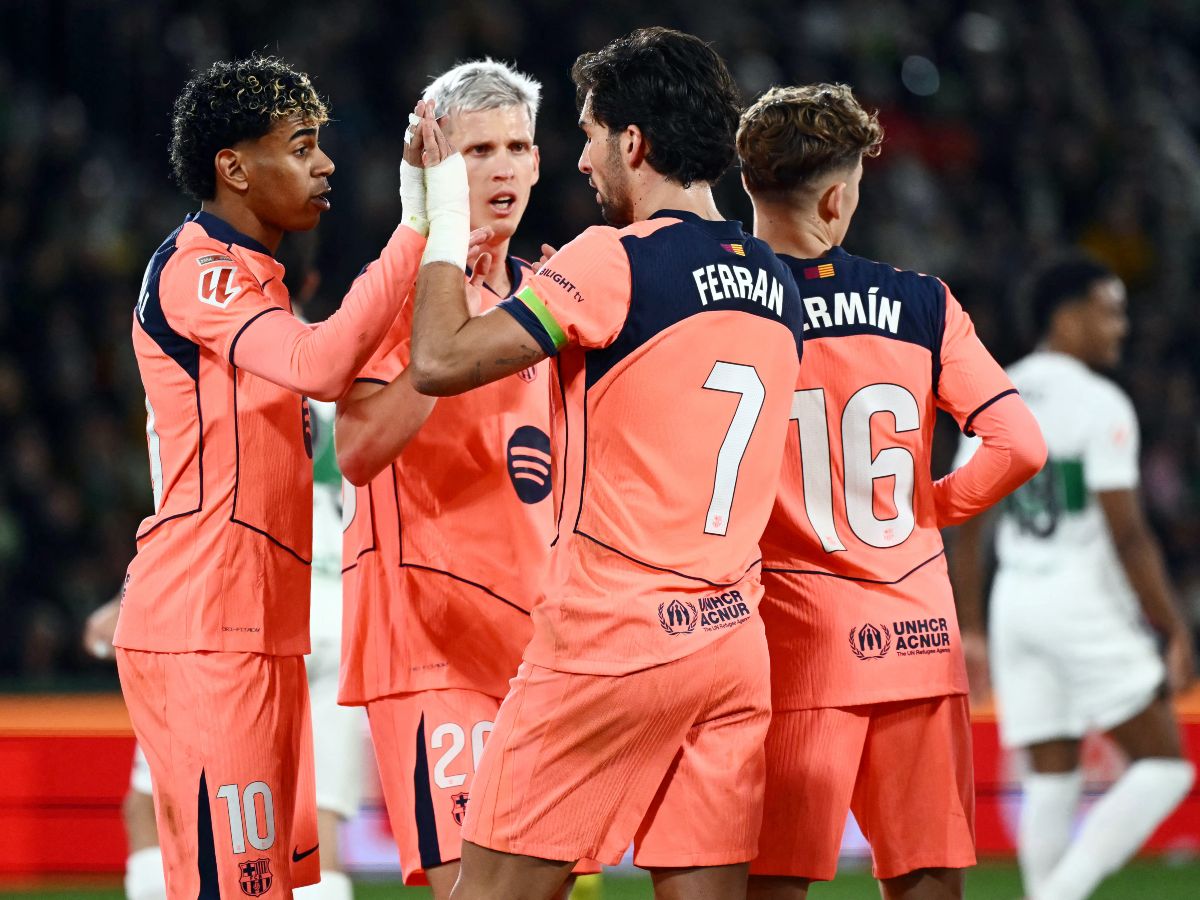 El delantero español #07 del Barcelona, ​​Ferran Torres, celebra con el delantero español #10 del Barcelona, ​​Lamine Yamal, después de marcar el segundo gol de su equipo durante el partido de fútbol de la liga española entre el Elche CF y el FC Barcelona en el estadio Martínez Valero en Elche el 31 de enero de 2026. Foto AFP