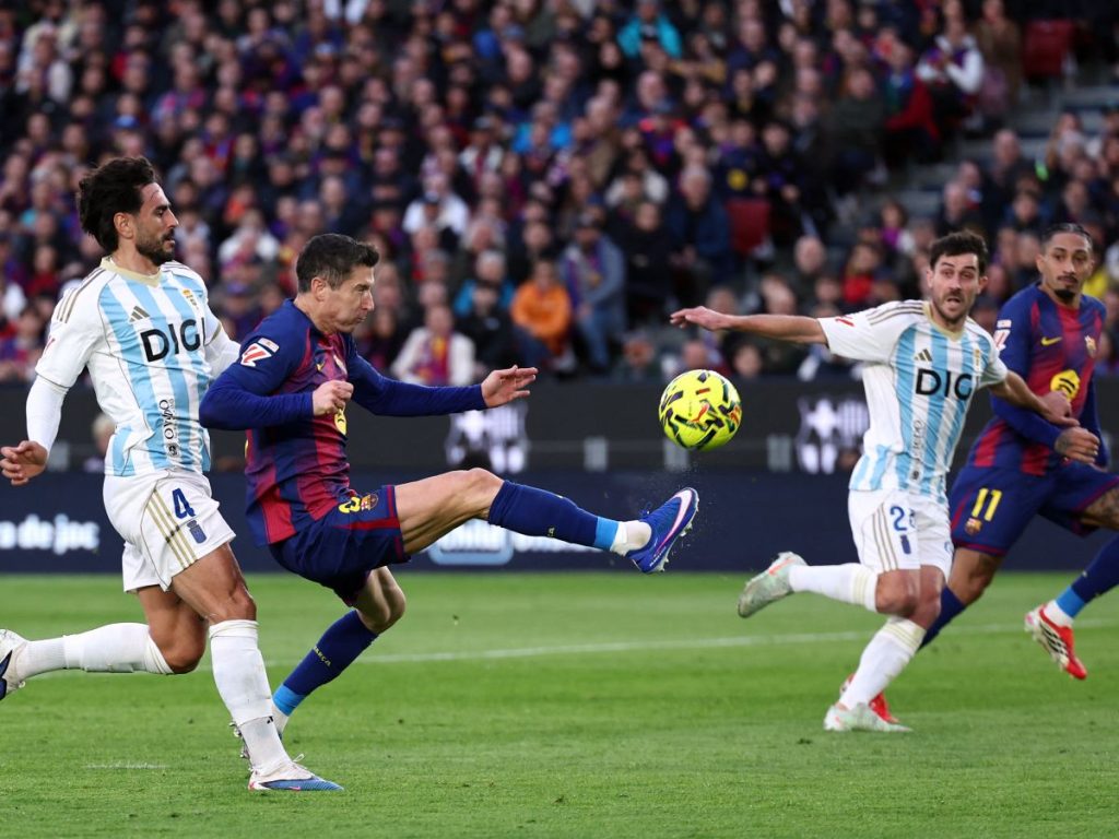 El defensa español #04 del Real Oviedo, David Costas, desafía al delantero polaco #09 del Barcelona, ​​Robert Lewandowski, durante el partido de fútbol de la liga española entre el FC Barcelona y el Real Oviedo en el estadio Camp Nou de Barcelona el 25 de enero de 2026. Foto AFP
