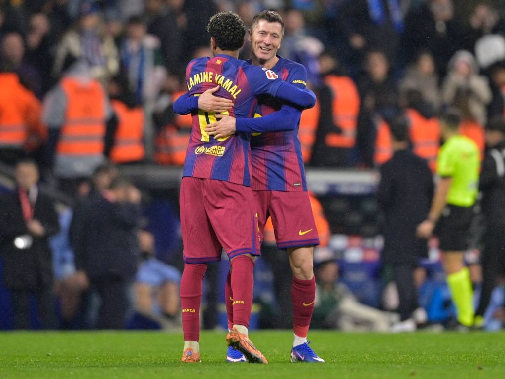 El delantero polaco #09 del Barcelona, Robert Lewandowski (R), celebra el segundo gol de su equipo durante el partido de la Liga española entre el RCD Espanyol y el FC Barcelona en el Estadio RCDE en Cornella de Llobregat el 3 de enero de 2026. (