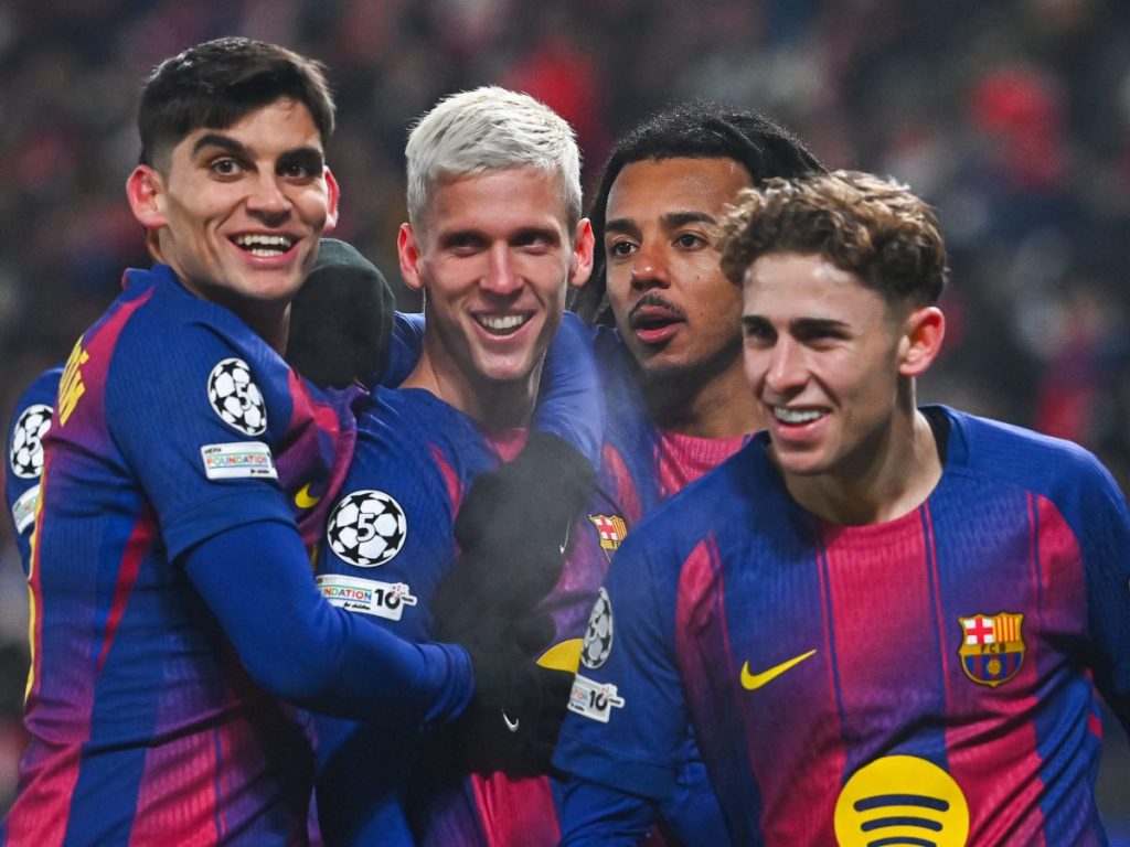 El centrocampista español #20 del Barcelona, ​​Daniel Olmo, celebra su 2-3 con sus compañeros de equipo durante el partido de fútbol de la UEFA Champions League entre Slavia Praga (CZE) y FC Barcelona (ESP) en Praga, República Checa, el 21 de enero de 2026. Foto AFP