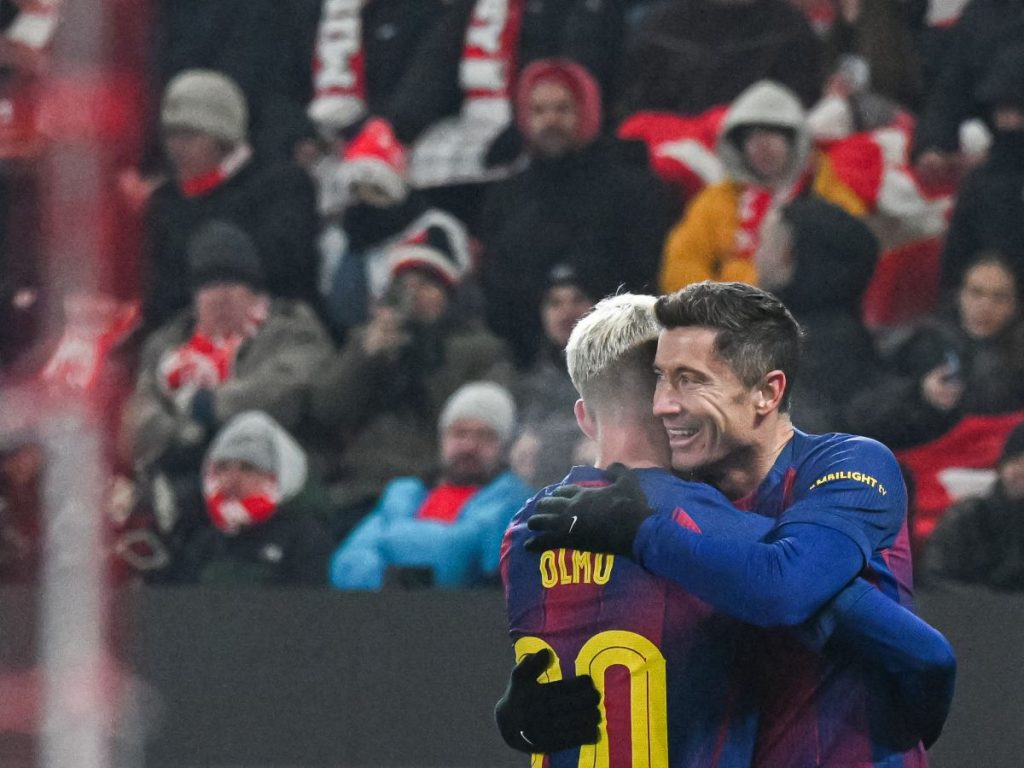 El delantero polaco #09 del Barcelona, Robert Lewandowski (R), celebra su 2-4 con el centrocampista español #20 del Barcelona, Daniel Olmo, durante el partido de fútbol de la UEFA Champions League entre Slavia Praga (CZE) y FC Barcelona (ESP) en Praga, República Checa, el 21 de enero de 2026. Foto AFP