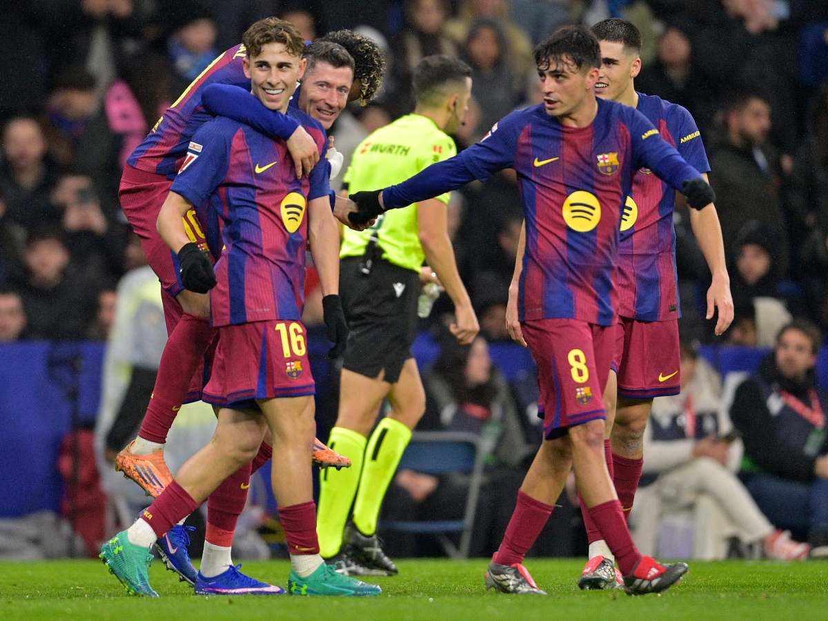 Olmo y Lewandowski rompen el derbi y le dan el triunfo al Barcelona