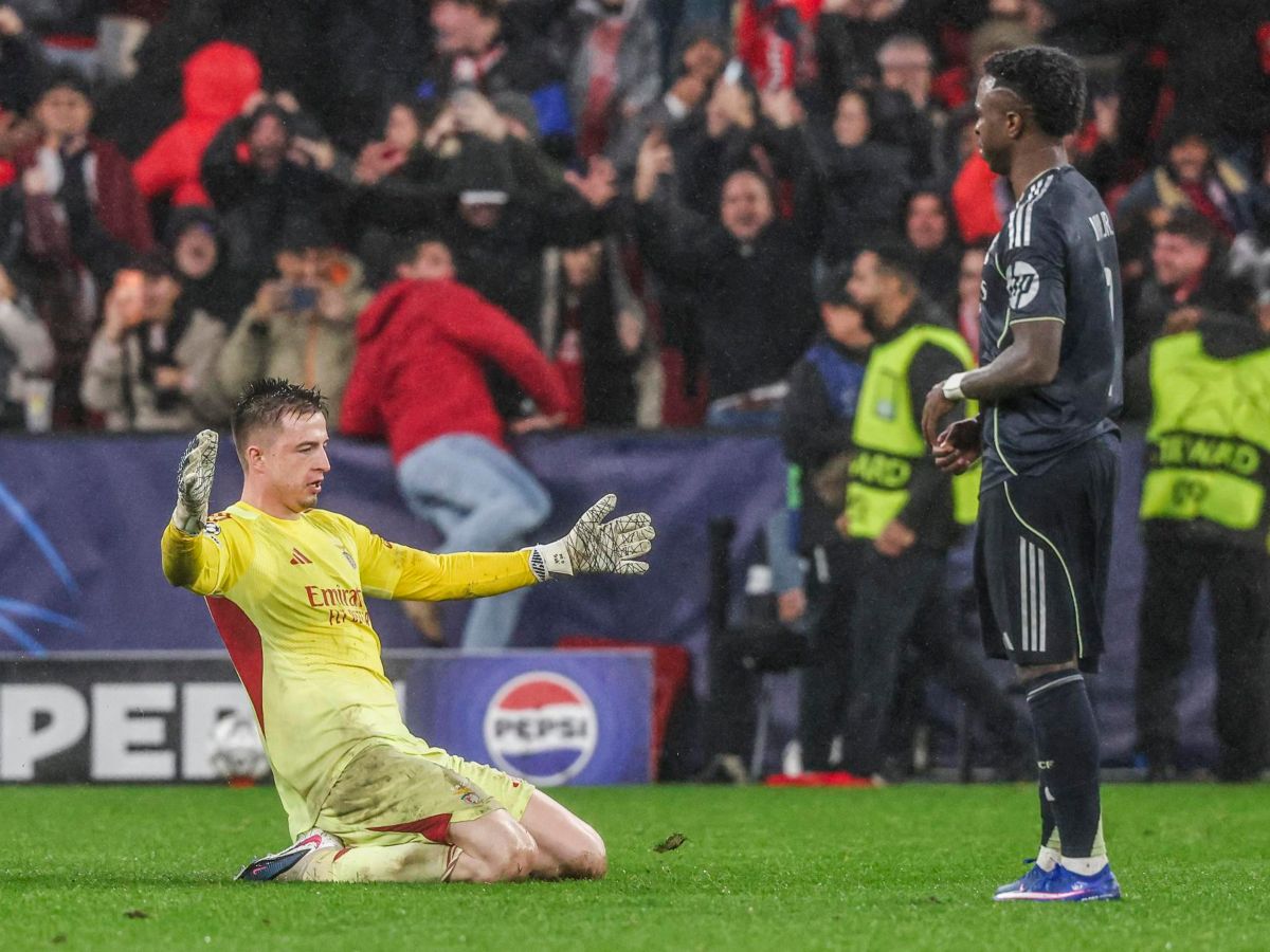 El portero del Benfica, Anatoliy Trubin (izq.), celebra el gol del 4-2 durante el partido de fútbol de la UEFA Champions League entre el SL Benfica y el Real Madrid, en Lisboa, Portugal, el 28 de enero de 2026. Foto EFE