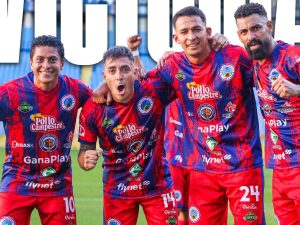 Óscar Cerén (izq.), Herbert Sosa (14), Guillermo Fuentes (24) y Alesso Ferreira, celebran la victoria del Cacahuatique contra el Zacatecoluca. Foto FB Cacahuatique