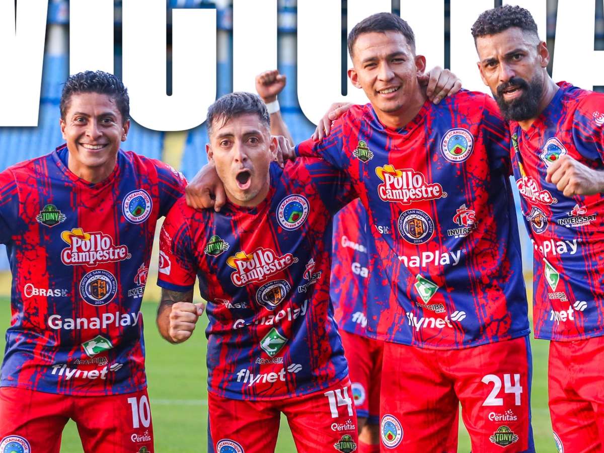 Óscar Cerén (izq.), Herbert Sosa (14), Guillermo Fuentes (24) y Alesso Ferreira, celebran la victoria del Cacahuatique contra el Zacatecoluca. Foto FB Cacahuatique