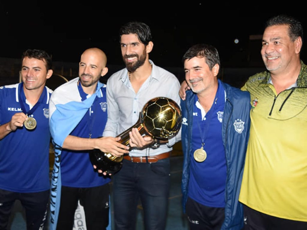 Sebastián "El Loco" Abreu quien fue jugador y técnico interino del Santa Tecla con la copa de campeón. Foto Cortesía INDES