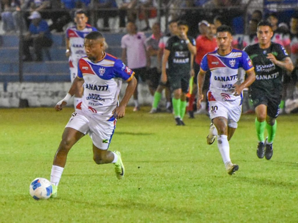 Cristian Gil en jugada de peligro con Firpo ante el Inter FA. Foto X Firpo