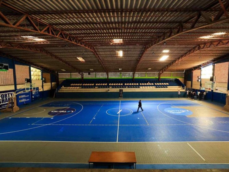 Los proyectos incluyen estadios, gimnasios y complejos deportivos administrados por el INDES.