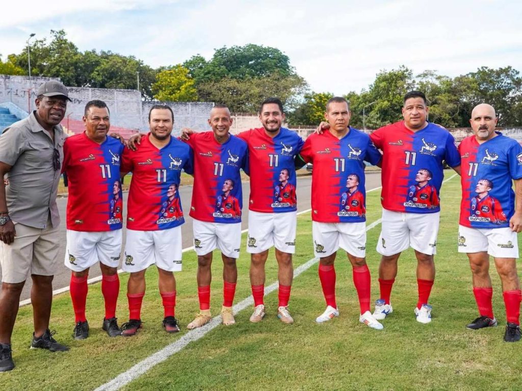 Jugadores en el homenaje de Williams Retes en el Óscar Quiteño. Foto Cortesía Gustavo Acevedo