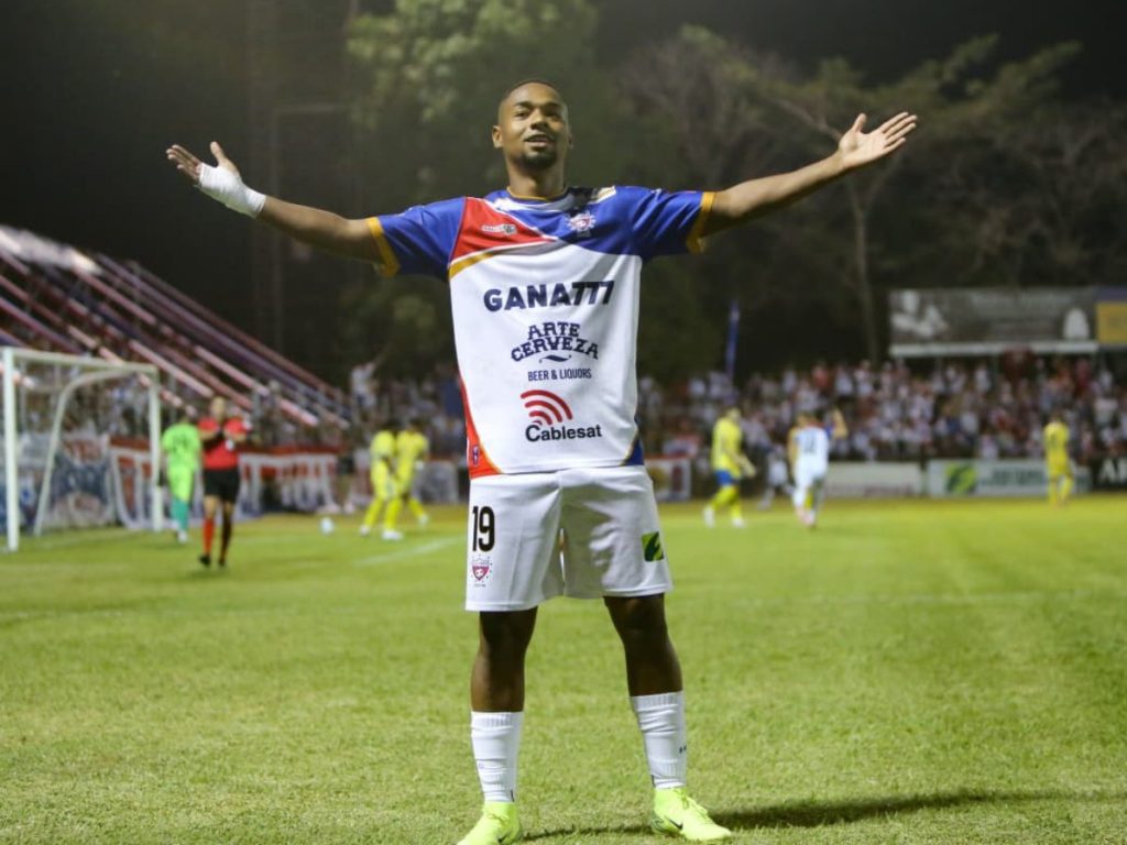 Cristian Gil celebra su gol con Firpo ante el Limeño. Foto X Firpo