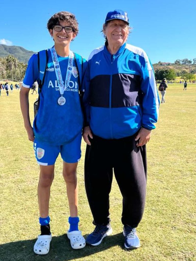 Joao (izq.) junto a su abuelo Ramón "Mon" Martínez. Foto Cortesía