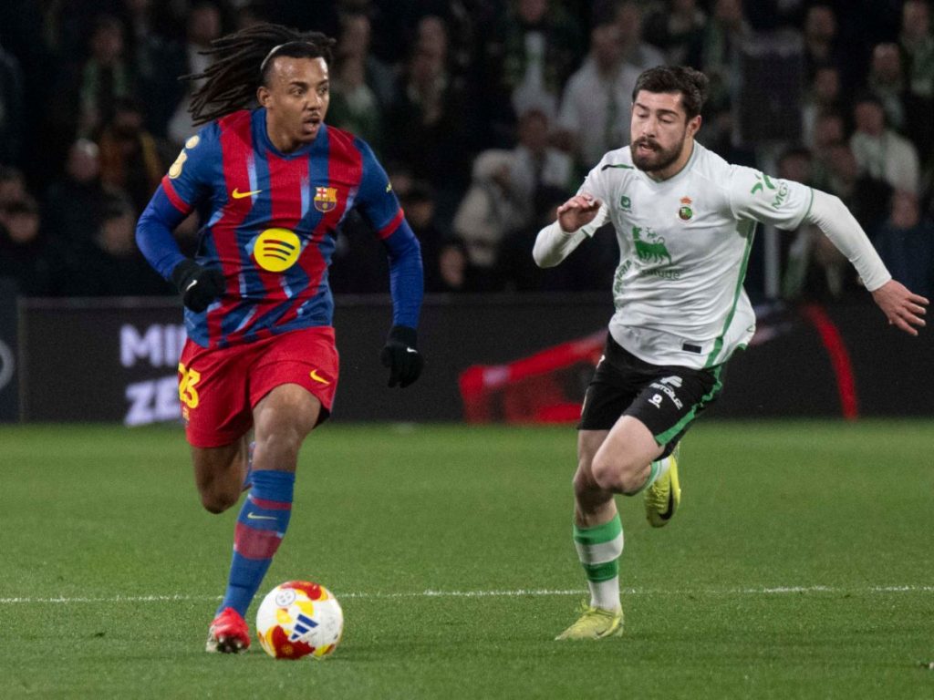 El defensa del Barcelona Jules Koundé (i) se escapa de Giorgi Guliashvili, del Racing, en el partido de octavos de final de Copa del Rey que Racing de Santander y FC Barcelona disputan este jueves en El Sardinero, en la capital cántabra. EFE