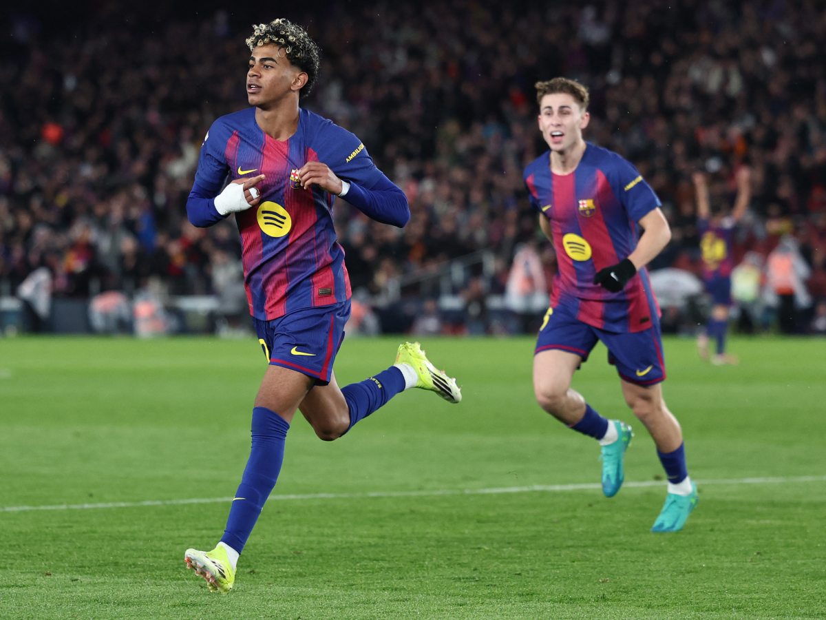 El delantero español #10 del Barcelona, ​​Lamine Yamal, celebra el tercer gol de su equipo con el centrocampista español #16 del Barcelona, ​​Fermín López (R), durante el partido de fútbol de la liga española entre el FC Barcelona y el Real Oviedo en el estadio Camp Nou de Barcelona el 25 de enero de 2026. Foto AFP