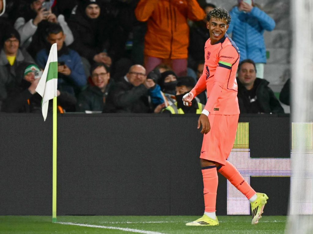 El delantero español #10 del Barcelona, Lamine Yamal, celebra el primer gol durante el partido de la liga española entre el Elche CF y el FC Barcelona en el estadio Martínez Valero en Elche el 31 de enero de 2026. Foto AFP