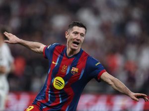 El delantero polaco #09 del Barcelona, ​​Robert Lewandowski, celebra después de marcar el segundo gol de su equipo durante el partido final de la Supercopa de España entre el FC Barcelona y el Real Madrid en el Estadio Rey Abdullah en Yeddah el 11 de enero de 2026. Foto AFP