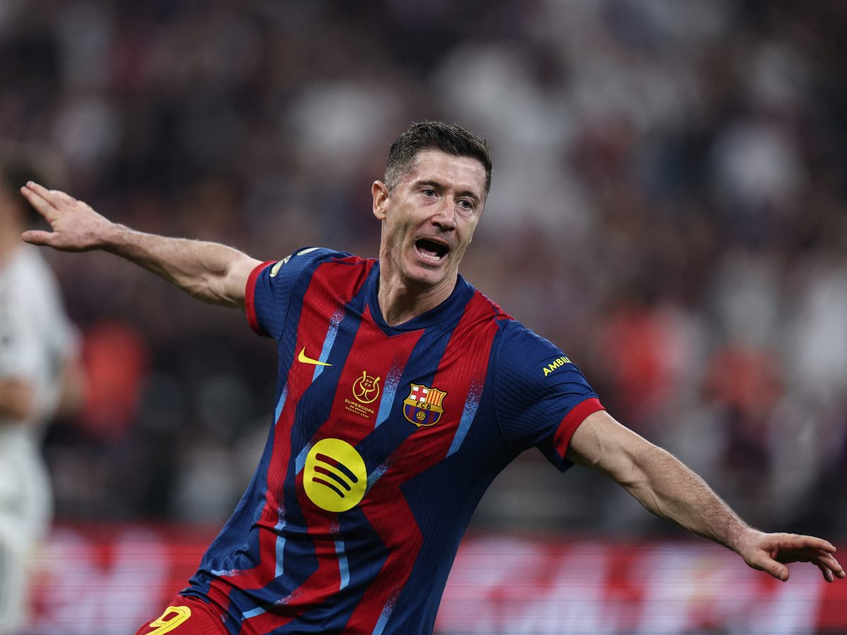 El delantero polaco #09 del Barcelona, ​​Robert Lewandowski, celebra después de marcar el segundo gol de su equipo durante el partido final de la Supercopa de España entre el FC Barcelona y el Real Madrid en el Estadio Rey Abdullah en Yeddah el 11 de enero de 2026. Foto AFP