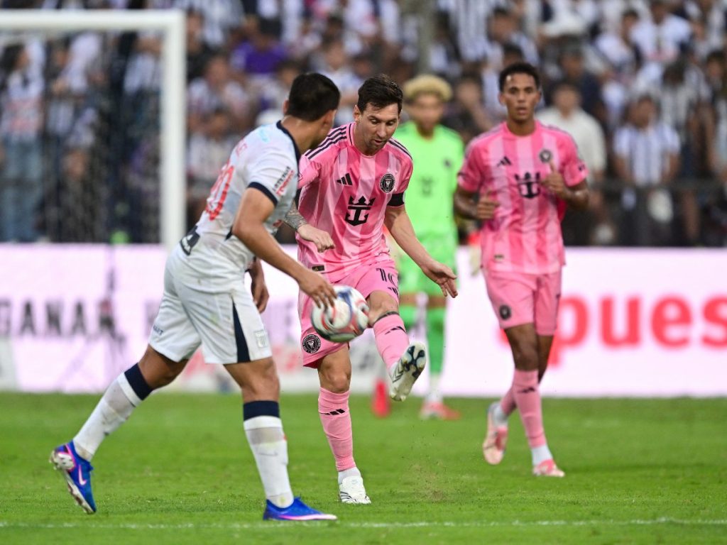El delantero argentino #10 del Inter de Miami, Lionel Messi, patea el balón durante el partido amistoso de fútbol entre Alianza Lima de Perú y el Inter de Miami de Estados Unidos en el Estadio Alejandro Villanueva en Lima el 24 de enero de 2025. Foto AFP