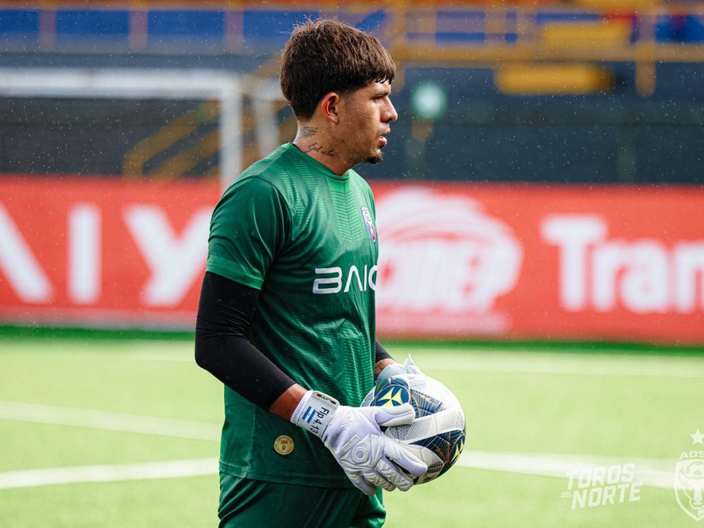Mario González en entreno con el equipo de San Carlos de Costa Rica. Foto X San Carlos