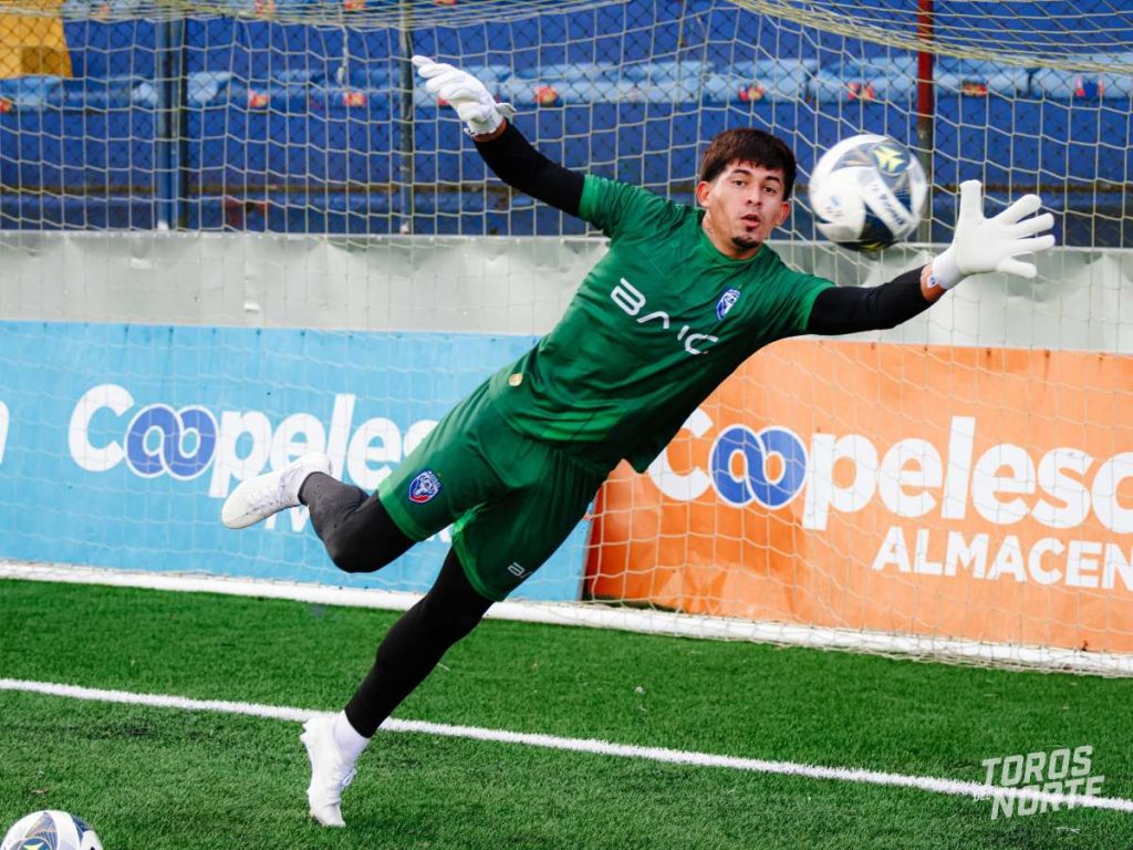 Mario González en entreno con el equipo de San Carlos de Costa Rica. Foto X San Carlos