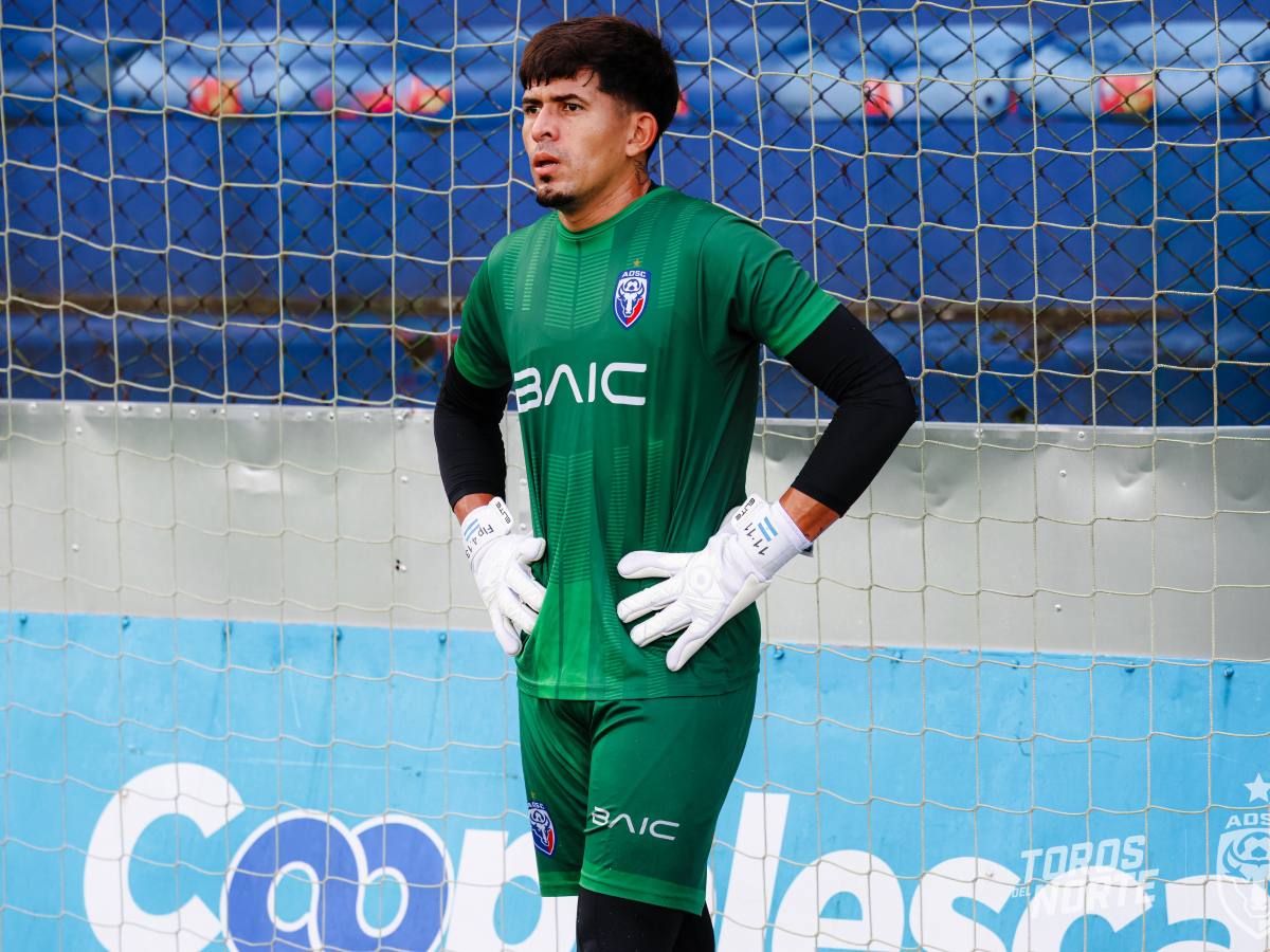 Mario González en entreno con el equipo de San Carlos de Costa Rica. Foto X San Carlos