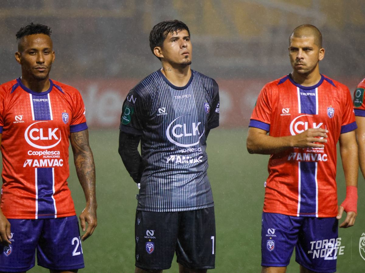 Mario González (medio) debutó en Costa Rica con el San Carlos. Foto X AD San Carlos