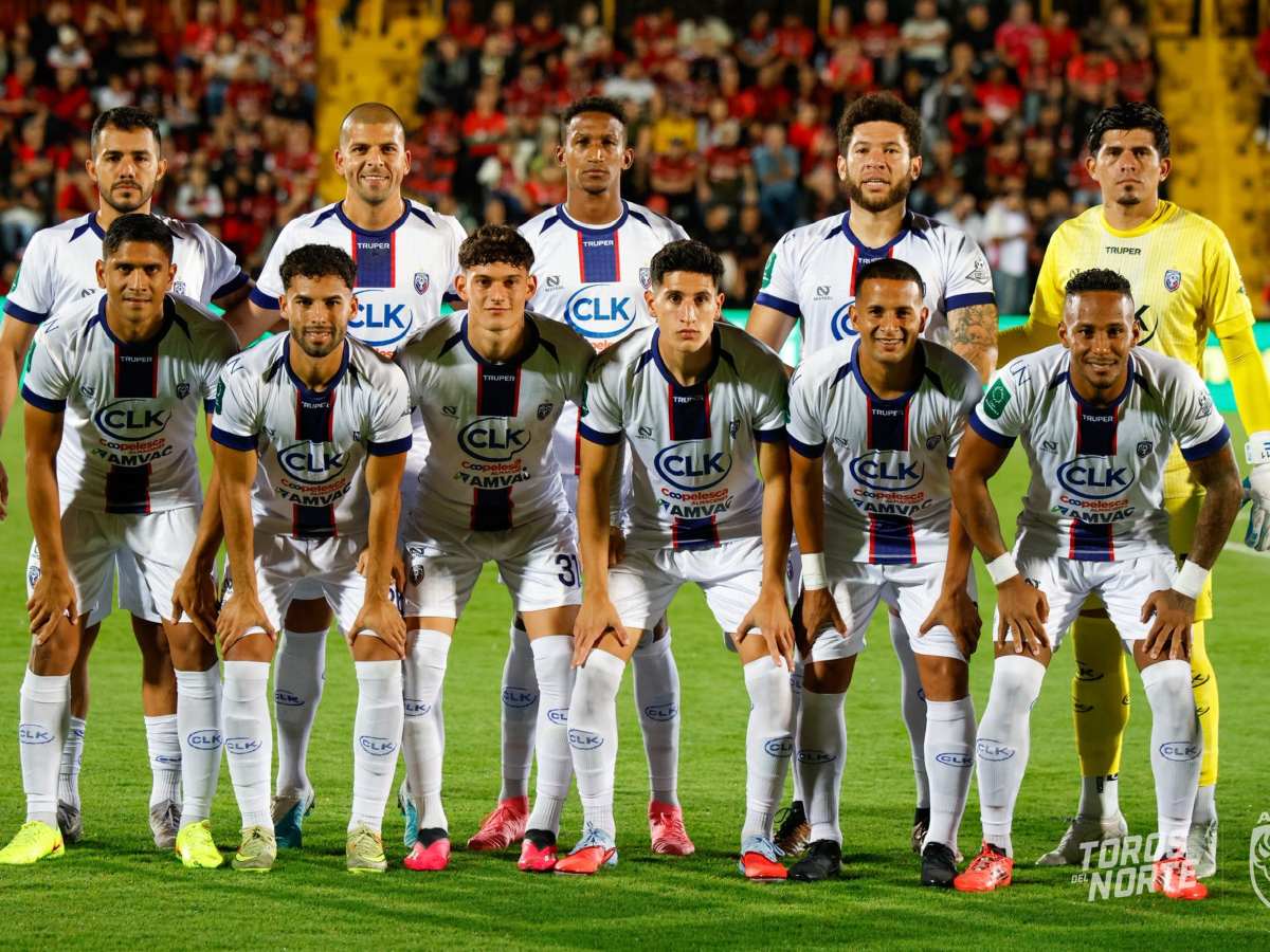 Mario González con su equipo el San Carlos de Costa Rica. Foto X San Carlos