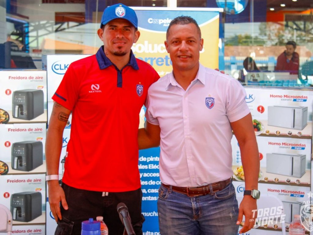 Mario González presentado como nuevo refuerzo del AD San Carlos. Foto X San Carlos