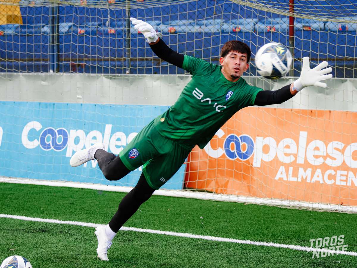 Mario González en entreno con el equipo de San Carlos de Costa Rica. Foto X San Carlos