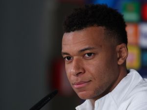 Mbappé defiende a Vinícius tras los abucheos en el Bernabéu