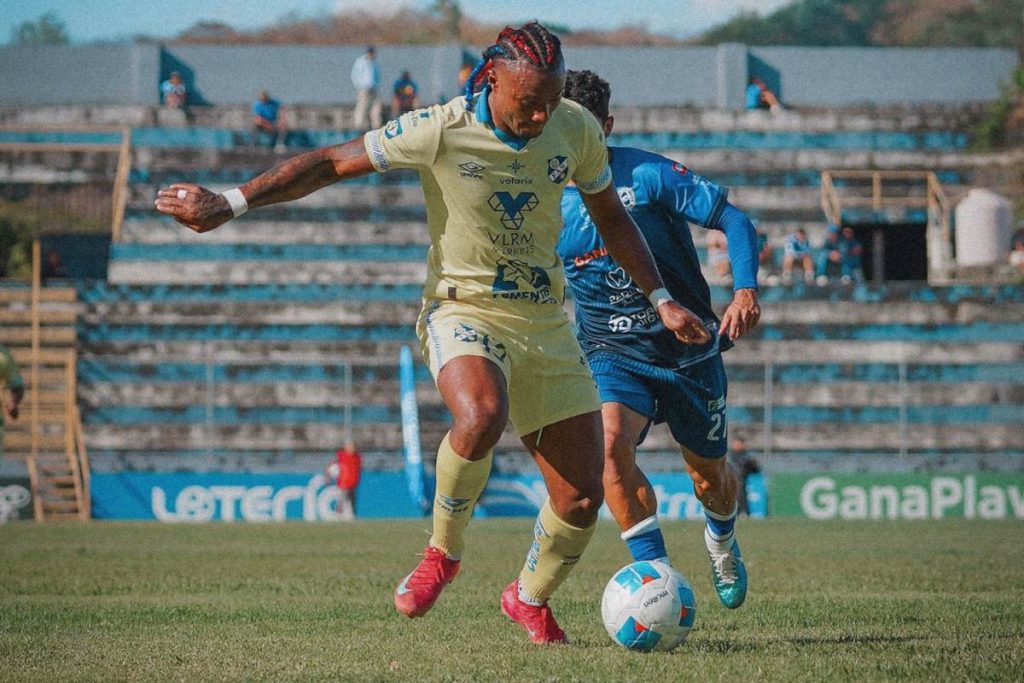 Edgar Medrano de FAS controla el balón contra defensa del Fuerte San Francisco. Foto X FAS