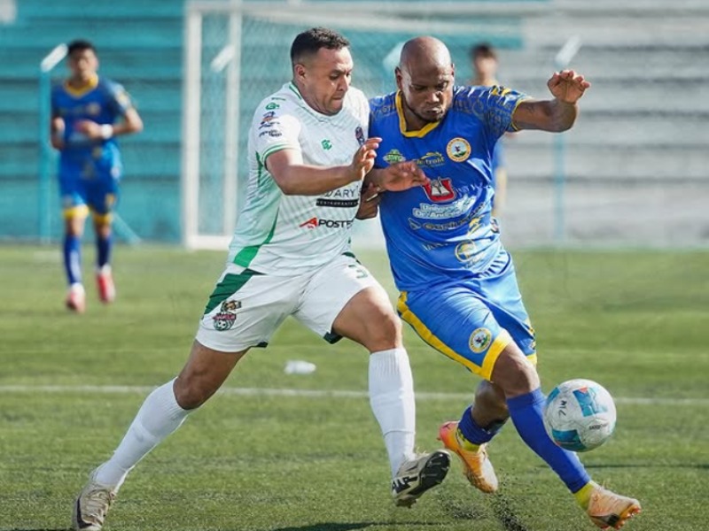 Acción del partido entre el Marcala Jr. hondureño y el Municipal Limeño, que terminó con empate de 2-2 este 4 de enero de 2026. / Foto IG de Municipal Limeño
