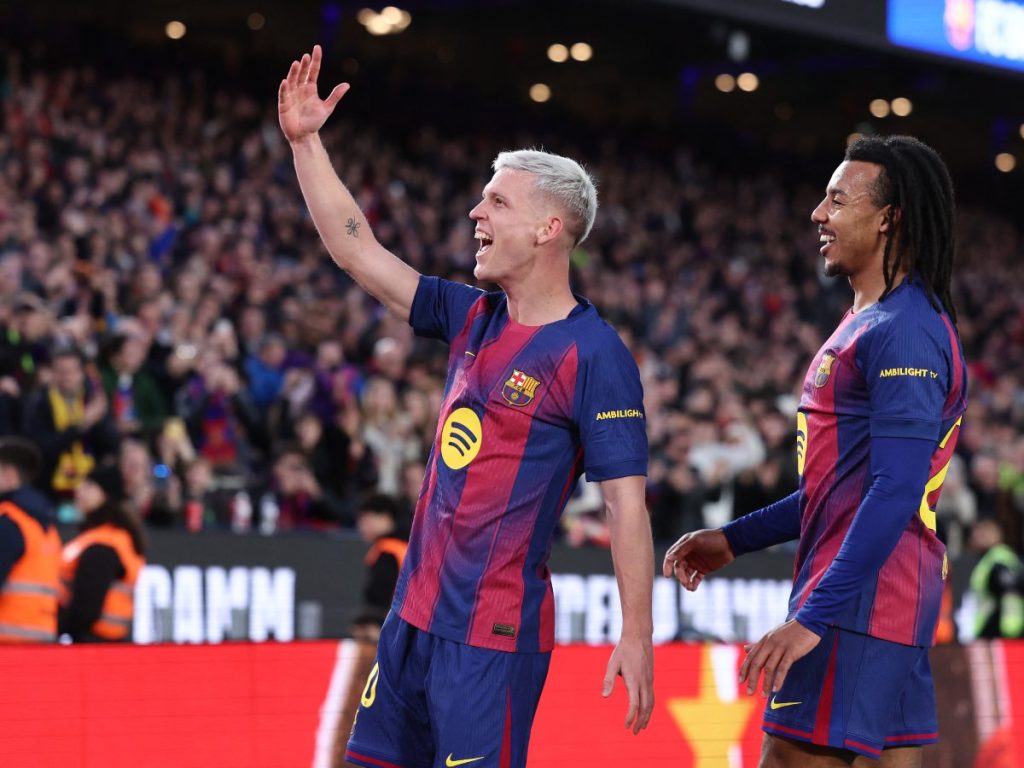 El centrocampista español #20 del Barcelona, ​​Daniel Olmo (izq.), celebra el primer gol junto al defensor francés #23 del Barcelona, ​​Jules Kounde, durante el partido de fútbol de la liga española entre el FC Barcelona y el Real Oviedo en el estadio Camp Nou de Barcelona el 25 de enero de 2026. Foto AFP