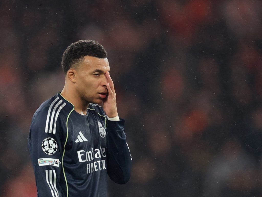 El Real Madrid cayó 4-2 ante el Benfica y quedó obligado a disputar el repechaje de la Champions League.