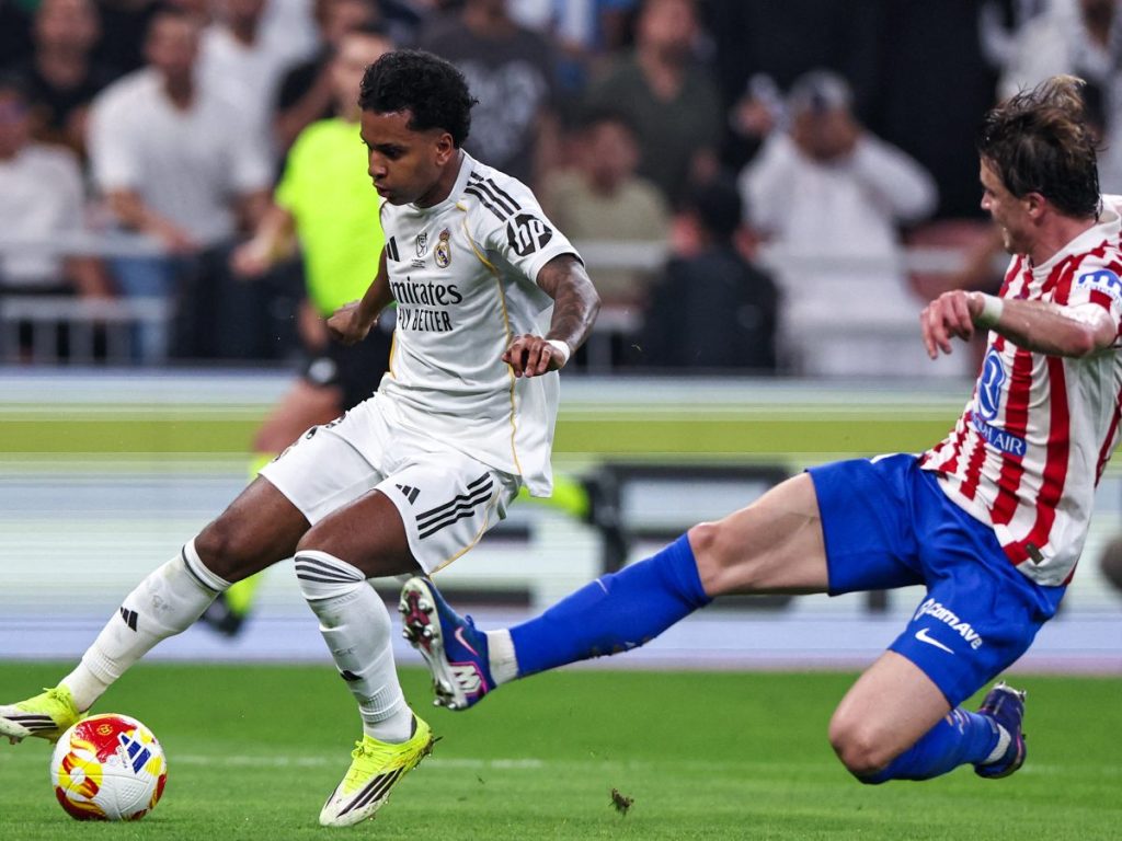 El centrocampista inglés #04 del Atlético de Madrid, Conor Gallagher, aborda al delantero brasileño #11 del Real Madrid, Rodrygo, durante el partido de semifinales de la Supercopa de España entre el Atlético de Madrid y el Real Madrid en la Ciudad Deportiva Rey Abdullah en Yeddah el 8 de enero de 2026. AFP 