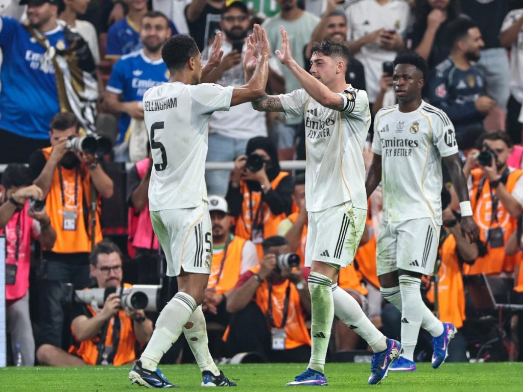 Los jugadores del Atlético de Madrid celebran el segundo gol de su equipo durante el partido de semifinales de la Supercopa de España entre el Atlético de Madrid y el Real Madrid en la Ciudad Deportiva Rey Abdullah en Yeddah el 8 de enero de 2026. AFP 