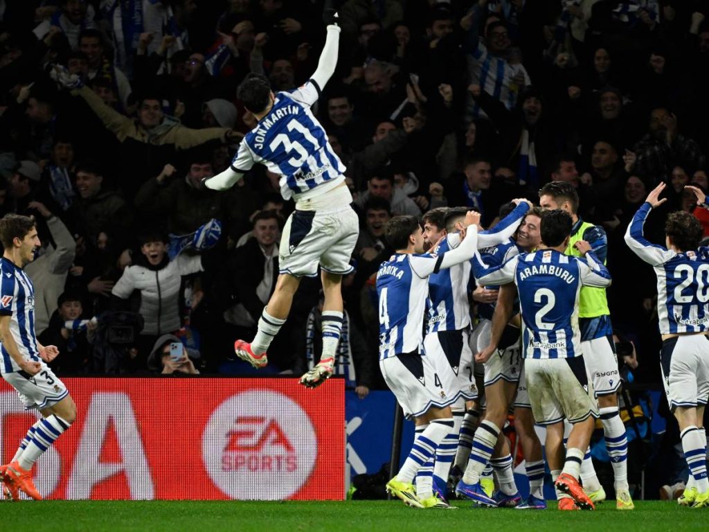 Los jugadores de la Real Sociedad celebran su segundo gol marcado por el delantero portugués #11 Goncalo Guedes durante el partido de fútbol de la liga española entre la Real Sociedad y el FC Barcelona en el Estadio de Anoeta en San Sebastián el 18 de enero de 2026. AFP 