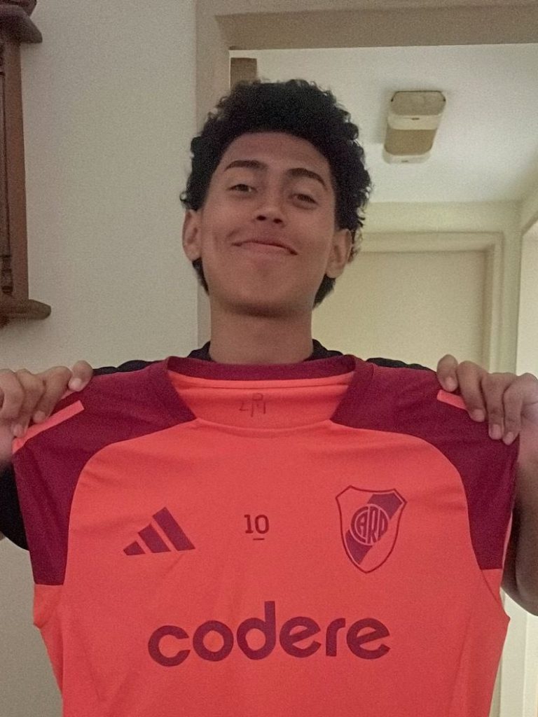 Enry Hernández salvadoreño posando con la camisa de River Plate. Foto Cortesía