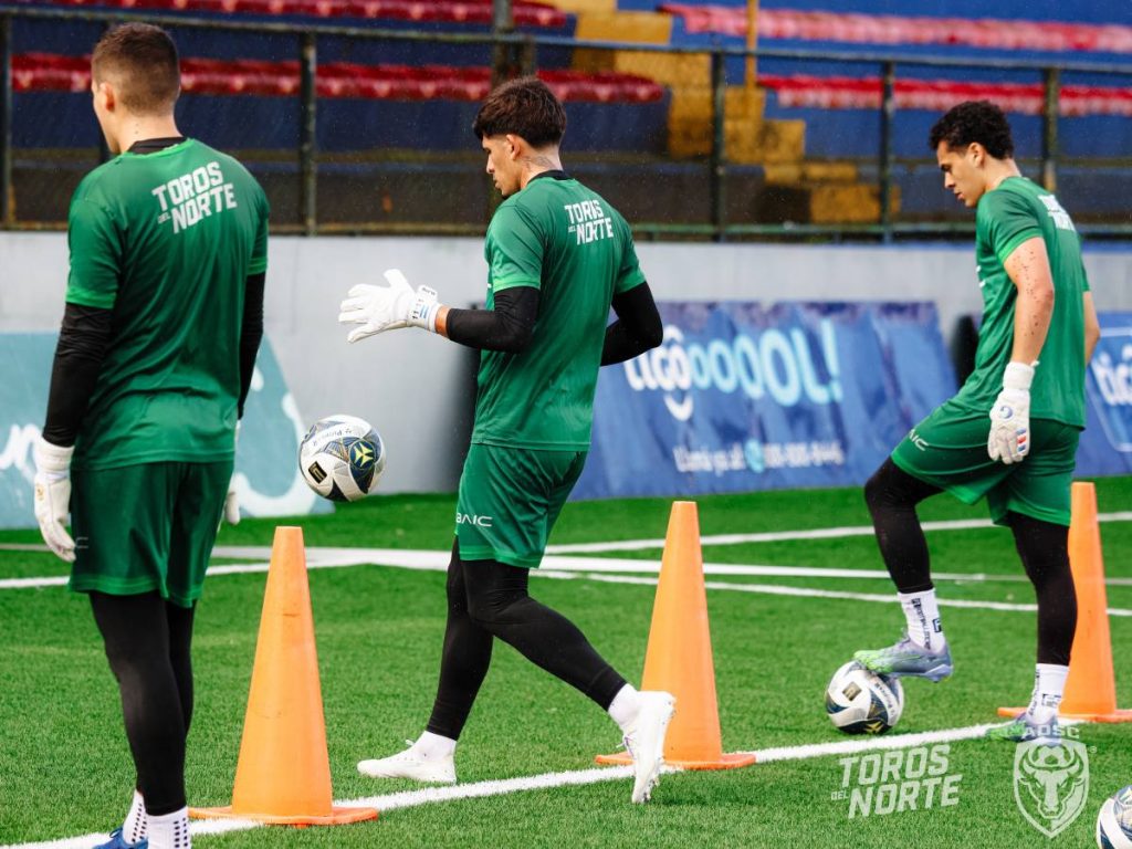 Mario González (centro) con los demás porteros del plantel del San Carlos. Foto X San Carlos