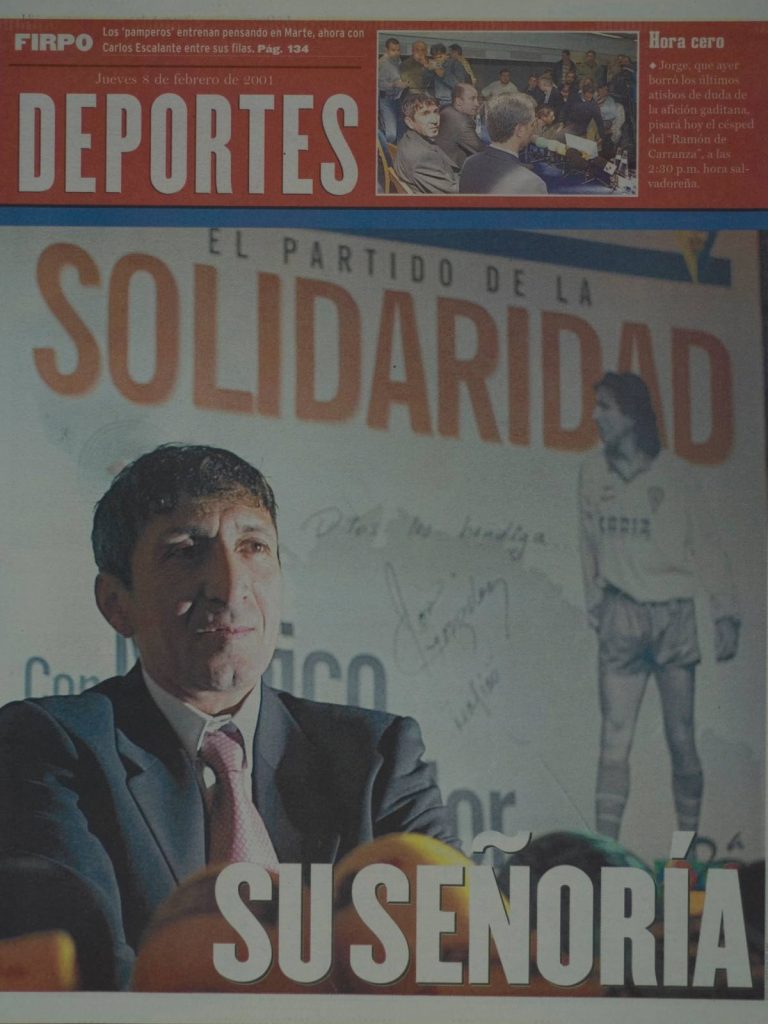 Mágico González antes del partido benéfico para los afectados del terremoto del 2001. Foto Archivo