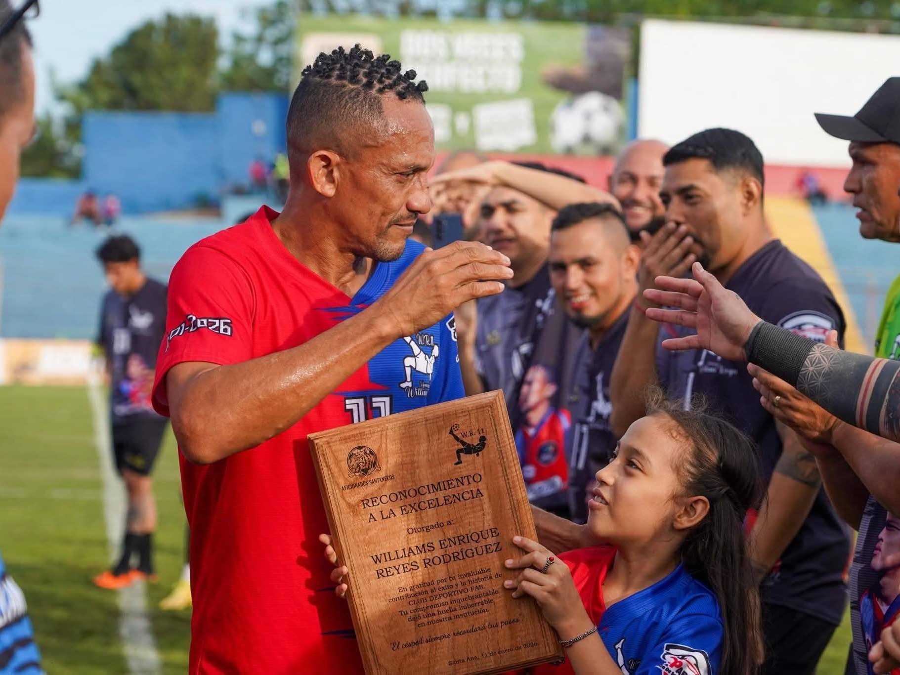 Williams Reyes en su partido de despedida con FAS. Foto Gustavo Acevedo