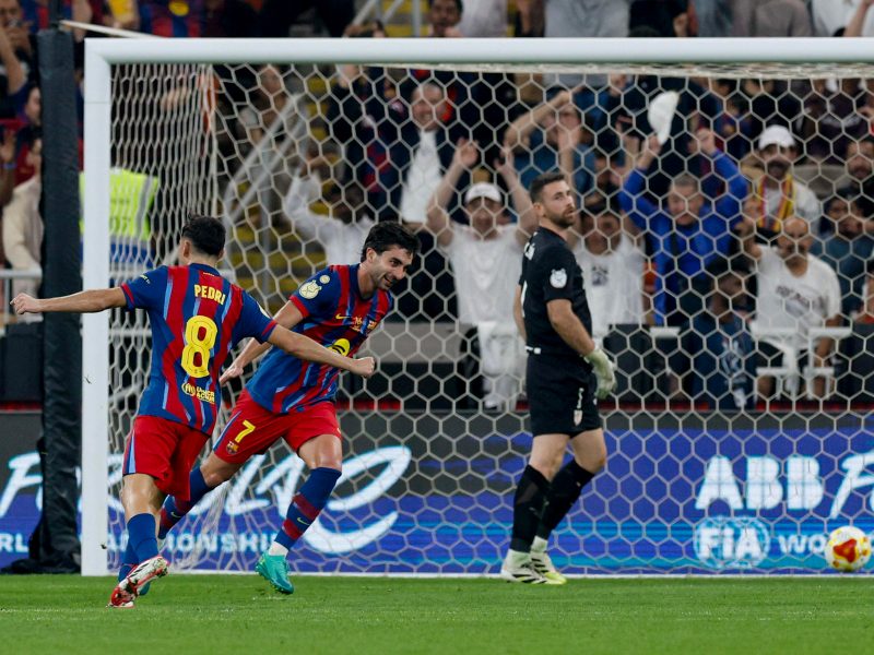 El delantero del Barcelona Ferrán Torres (c) celebra tras marcar ante el Athletic, durante el partido de semifinales de la Supercopa de España que FC Barcelona y Athletic Club disputan este miércoles en el estadio Alinma Bank Stadium at King Abdullah Sport, en Yeda. / Foto EFE