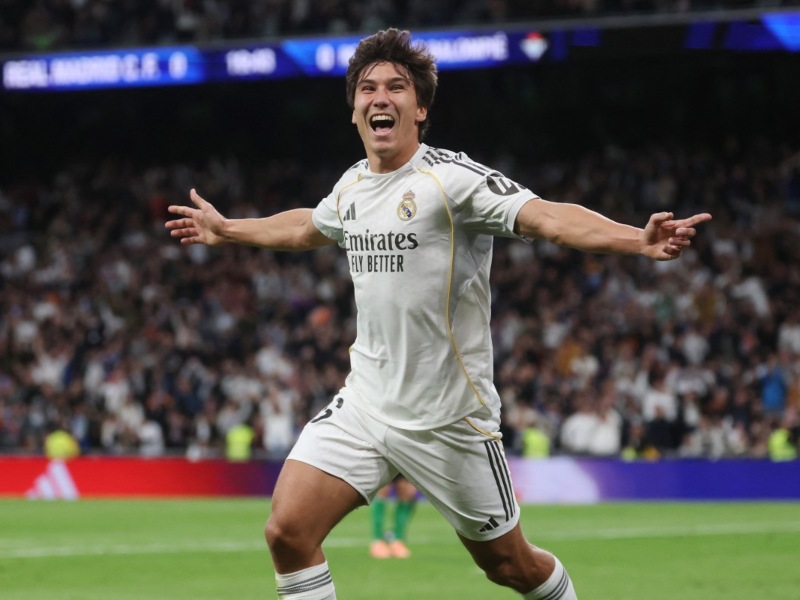 Gonzalo García, delantero del Real Madrid, festeja uno de sus goles marcados al Betis, en LaLiga española. / Foto AFP