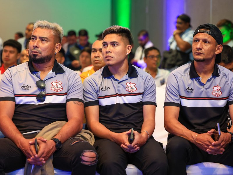 Miembros del Isidro Metapán con sus uniformes de presentación marca Arijam Sports, durante el lanzamiento de la Copa Presidente. / Foto cortesía FESFUT