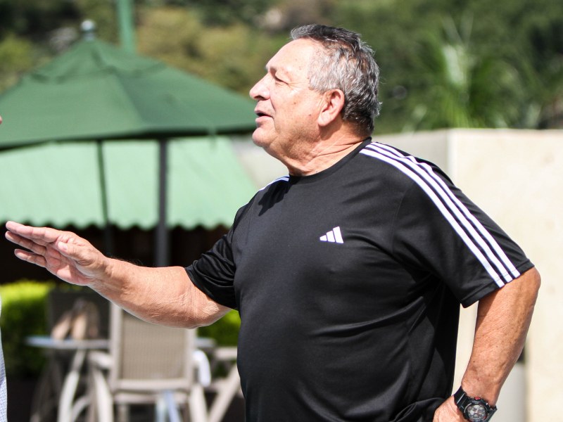 El costarricense Marvin Solano hizo campeón a Firpo en el Apertura 2025 y lo dirige en el Clausura 2026. / Foto X de Firpo