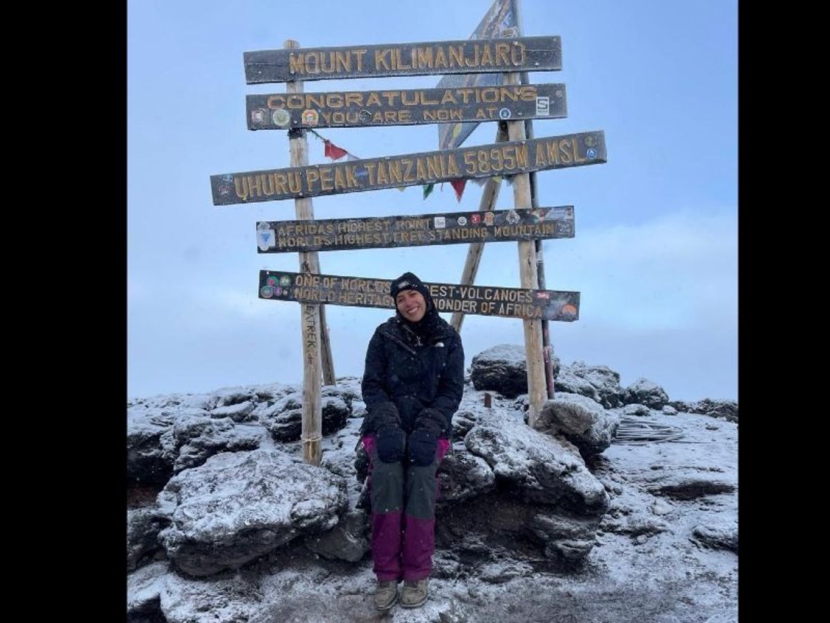 Brenda Juárez en la cima del Kilimanjaro. Foto Cortesía Brenda Juárez