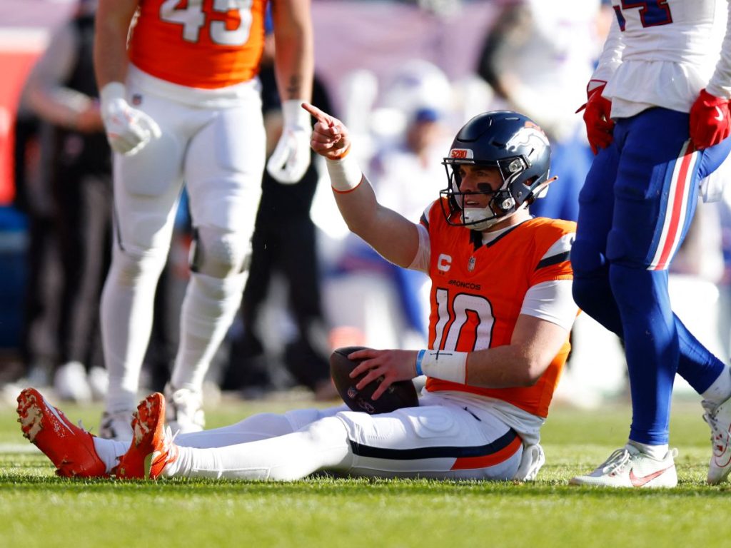 Bo Nix, número 10 de los Denver Broncos, corre para conseguir el primer down contra los Buffalo Bills durante el primer cuarto de la ronda divisional de la AFC en el Empower Field At Mile High el 17 de enero de 2026 en Denver, Colorado. AFP