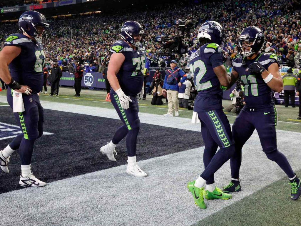 Jaxon Smith-Njigba #11 de los Seattle Seahawks celebra con sus compañeros de equipo después de un touchdown en el segundo cuarto contra Los Angeles Rams en el Campeonato de la NFC. Foto AFP